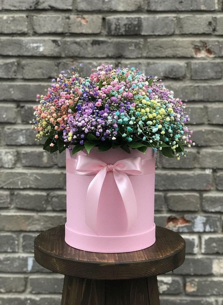 Цветочная композиция из Гипсофила и Розы в шляпной коробке в Магнитогорске