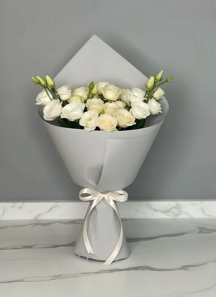 Букет цветов из: Розы и Лизиантусы в Магнитогорске