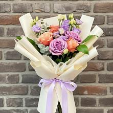 Букет цветов из:  Лизиантусы и Розы в Магнитогорске