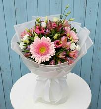 Букет цветов из:  Герберы, Альстромерии и Лизиантусы в Магнитогорске