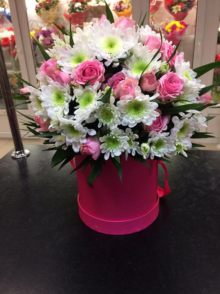 Цветочная композиция из Розы и Хризантемы в шляпной коробке в Магнитогорске