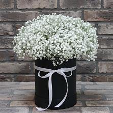Цветочная композиция из Гипсофила в шляпной коробке в Магнитогорске