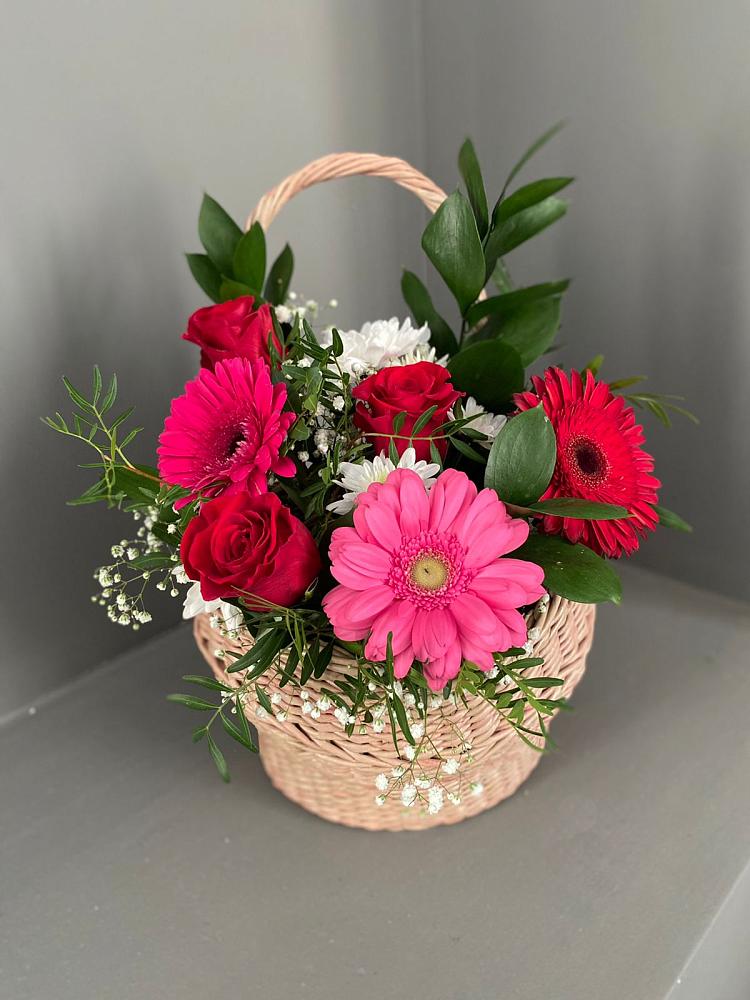 Цветочная композиция из Розы, Хризантемы и Герберы в корзине в Магнитогорске