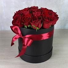 Цветочная композиция из Розы в шляпной коробке в Магнитогорске