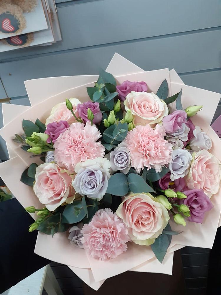 Букет цветов из: Розы, Гвоздики и Лизиантусы в Магнитогорске