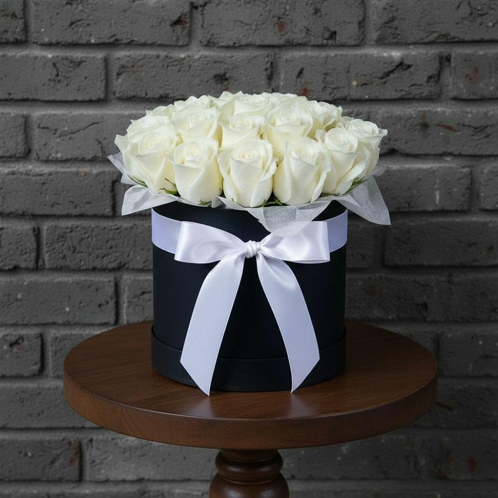 Цветочная композиция из Розы в шляпной коробке в Магнитогорске